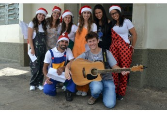 A iniciativa foi da equipe de estagiários do 6º termo de Enfermagem da UniFAI, Bruna Cristina, Laís Carolina, Daiane Fadel, Bruno Florenco, Maria Toledo, coordenados pela orientadora de estágio Simone Maciel, com participação especial de João Guilherme Boiago e Maria Luísa Fadel (Foto: Daniel Torres).