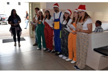 A iniciativa foi da equipe de estagiários do 6º termo de Enfermagem da UniFAI, Bruna Cristina, Laís Carolina, Daiane Fadel, Bruno Florenco, Maria Toledo, coordenados pela orientadora de estágio Simone Maciel, com participação especial de João Guilherme Boiago e Maria Luísa Fadel (Foto: Daniel Torres).