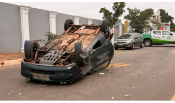 Carro capota na Avenida da Saudade, em frente ao cemitério, em Adamantina 