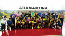 Adamantina entrega sete bolas para equipe de voleibol adaptado
