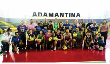 Adamantina entrega sete bolas para equipe de voleibol adaptado