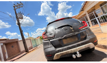 Transformador explode em poste e lança chamas sobre carro na garagem de residência em Adamantina