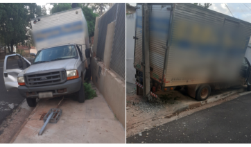Caminhão desgovernado atinge carro, muro e poste na Vila Joaquina, em Adamantina