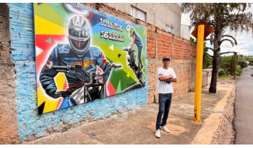 O artista visual Marcos Vinicius e a obra finalizada (Siga Mais).