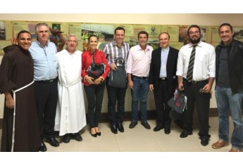 Dirigentes do PAI Nosso Lar, autoridades e lideranças são recebidos pelo Frei Francisco, que dirige a Associação e Fraternidade São Francisco de Assis na Providência de Deus, sediada em Jaci (Foto: Da Assessoria).
