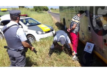 Pasta-base de cocaína era levada pelo Paraguaio presa às pernas. Tráfico foi descoberto pela Policia Militar Rodoviária (Foto: Cedida/PM Rodoviária).