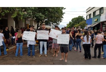 Protesto dos estudantes de medicina na manhã desta segunda-feira, defronte ao Paço Municipal (Foto: Maikon Moraes/Siga Mais).