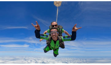 Saltos duplos atraem fãs do esporte de aventura, que podem vivenciar experiências inesquecíveis no paraquedismo (Divulgação/SkyRadical).