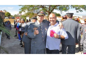 Capitão PM Orival  com o Tenente PM da Reserva Evandro Nakazima Baldo (Foto: Cedida).
