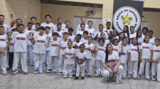 Em apoio a projeto comunitário, FAI doa uniformes a grupo de capoeira de Adamantina