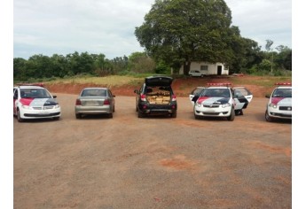 Veículos foram apreendidos em um posto de combustíveis (Foto: Polícia Militar/Divulgação).