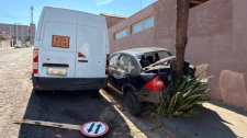 Carro desgovernado em ré atravessa avenida e bate em árvore no centro de Adamantina