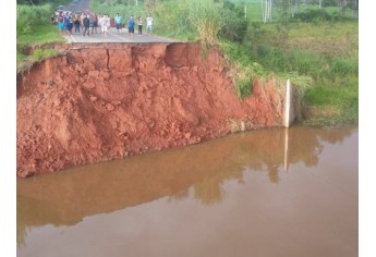 Carro caiu em buraco onde havia uma ponte, que foi arrastada pela chuva (Foto: Adilson Baio/Arquivo Pessoal).