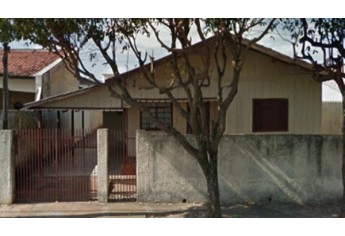 No local havia uma casa de madeira, que foi demolida (Foto: Google Street View).
