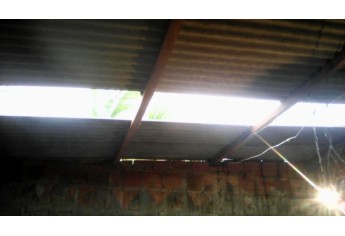 Casa tem telhado danificado no Jardim Brasil (Foto: Cedida).