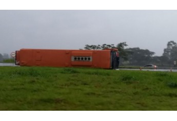 Ônibus tombou na SP-294, altura do trevo de acesso ao Bairro Lagoa Seca (Reprodução/WhatsApp).