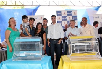 Primeira-dama Marisa, família sorteada e demais autoridades presentes