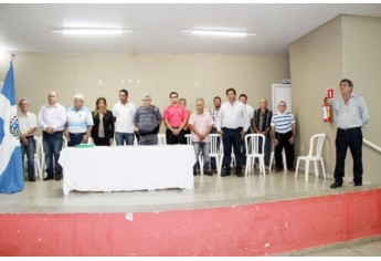 Autoridades presentes na solenidade de entrega (Foto: Maciel Dantas)