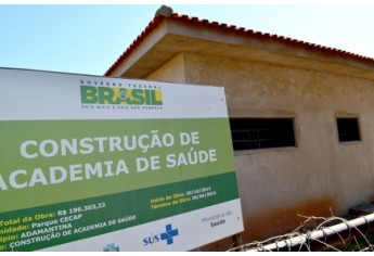 CEPAP: Placa indica valores, datas de início e previsão de término das obras da Academia da Saúde (Foto: Acácio Rocha)
