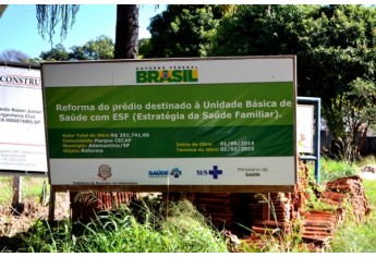 CEPAP: Placa indica valores, datas de início e previsão de término das obras de reforma de prédio para receber unidade básica de saúde (Foto: Acácio Rocha)