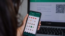 Servidora processa prefeitura após descobrir uso de sua imagem em figurinhas de WhatsApp no trabalho