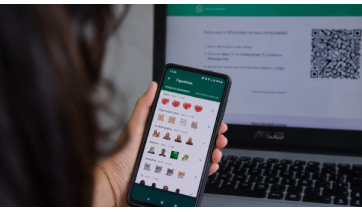 Servidora processa prefeitura após descobrir uso de sua imagem em figurinhas de WhatsApp no trabalho