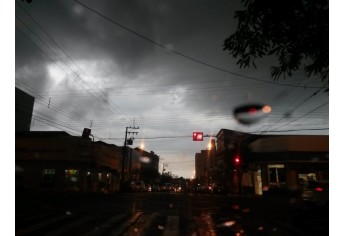 Sexta-feira chuvosa em Adamantina: internauta registra inundação