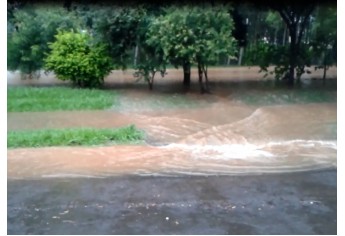 Região do Parque dos Pioneiros (proximidades dos eucaliptos) voltou a sofrer alagamento na manhã desta terça-feira (Foto: Reprodução).