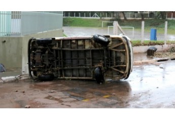 Chuva deixa rastro de estragos em Osvaldo Cruz, na tarde deste sábado (Fotos: Rádio Metrópole / Portal Metrópole / Cristiano Nascimento).