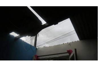 Chuva deixa rastro de estragos em Osvaldo Cruz, na tarde deste sábado (Foto: Rádio Metrópole / Portal Metrópole / Cristiano Nascimento).