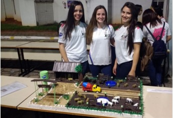 Estudantes do ensino fundamental apresentam maquetes no X Congresso de Iniciação Científica de níveis Fundamental, Médio e Técnico (X CIC Júnior). Fotos: UniFAI.
