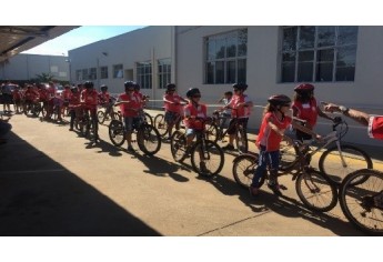 Escolinha de Ciclismo foi realizada a partir de parceria entre a Polícia Militar e o Lions Clube (Foto: Cedida/PM).