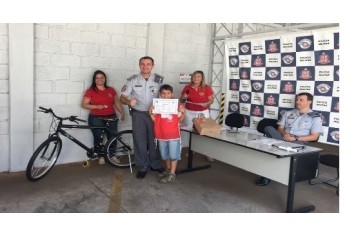 Escolinha de Ciclismo foi realizada a partir de parceria entre a Polícia Militar e o Lions Clube (Foto: Cedida/PM).