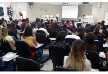 Programação, que se estende até esta quarta-feira, 24, prevê quatro palestras voltadas para o aprimoramento das técnicas profissionais relacionadas à saúde bucal. (Foto: Daniel Torres)