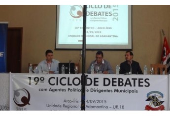 Mesa diretora dos trabalhos, com autoridades de Arco-Íris, da AMNAP e da unidade regional do Tribunal de Contas de Adamantina (Foto: Site do TCE/SP).