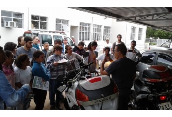 Alunos da APAE visitam o comando da PM em Adamantina (Foto: Cedida/PM).