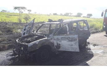 Viatura ficou totalmente destruída com o incêndio (Foto: Reprodução/Site Jorge Zanoni).