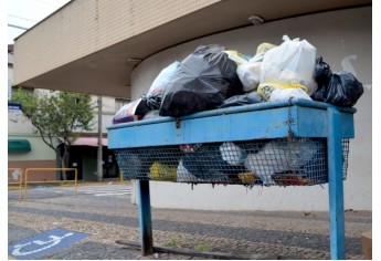 Caçamba com lixo aguarda recolhimento no centro de Adamantina (Foto: Acácio Rocha).