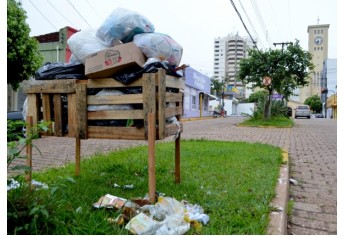 Nas ruas ainda não é efetiva a adesão da população, que mistura lixo orgânico com inorgânico (Foto: Acácio Rocha).