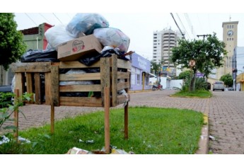 Coleta de lixo continua sendo feita nas ruas da cidade, pela Prefeitura, e transporte e destinação a aterro licenciado será de responsabilidade da empresa a ser contratada (Foto: Acácio Rocha).