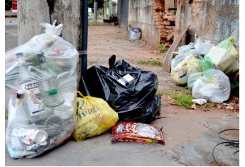 Lixo aguarda pela coleta, depositado em sacos, pelas ruas da cidade: o problema não termina aqui (Foto: Acácio Rocha).