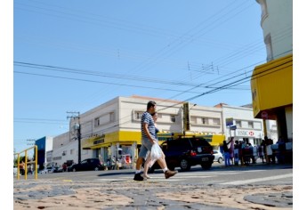 Relação entre pedestres e motoristas ? na visão do gerente de vendas de equipe atacadista, José Valentim Saunite ? apresenta evolução (Foto: Acácio Rocha)
