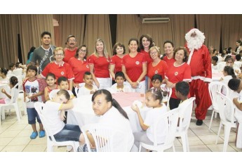 Presidente Bettio e Papai Noel com as companheiras e domadoras do Lions de Adamantina (Assessoria de Imprensa do Lions Clube).