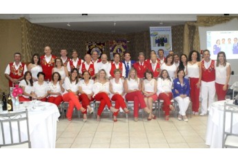Companheiros  e domadoras do Lions de Adamantina durante festiva de recepção ao Governador do Distrito LC-8 (Foto: Assessoria de Imprensa/Lions Clube de Adamantina).