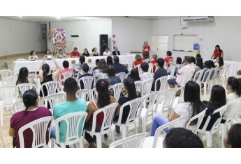 Presidente da Comissão de Cultura e Educação do Lions, Maria Renata Belém Geraldo, destacando a importância do concurso Cartaz da Paz (Foto: Assessoria de Imprensa/Lions Clube de Adamantina).