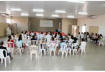 Conferencista Silvia Aline explanando aos participantes