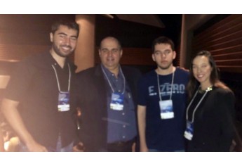 Vice-reitor da UniFAI, Prof. Dr. Fábio Alexandre Guimarães Botteon, e estudantes do Centro Universitário Adamantina, no IV Congresso Nacional das Ligas Acadêmicas de Cirurgia (Foto: Cedida).