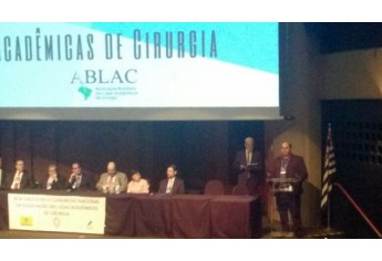 Vice-reitor da UniFAI, Prof. Dr. Fábio Alexandre Guimarães Botteon, na solenidade de abertura do IV Congresso Nacional das Ligas Acadêmicas de Cirurgia (Foto: Cedida).
