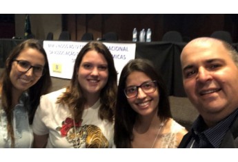 Vice-reitor da UniFAI, Prof. Dr. Fábio Alexandre Guimarães Botteon, e estudantes do Centro Universitário Adamantina, no IV Congresso Nacional das Ligas Acadêmicas de Cirurgia (Foto: Cedida).