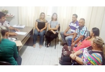 Autoridades e as novas conselheiras tutelares no gabinete do prefeito em Mariápolis (Foto: Cedida).